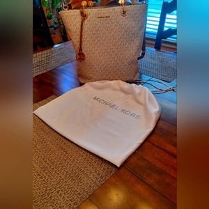 Michael Kors Large signature Raven Tote